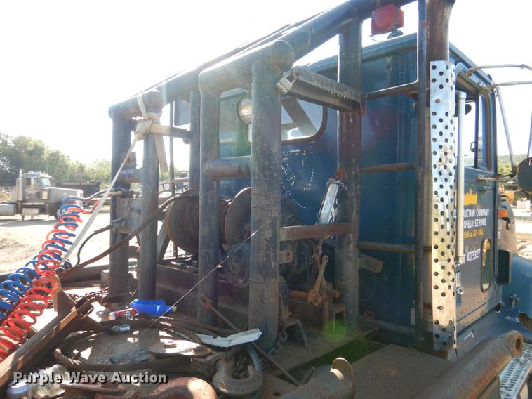 image for item DF2012 1995 International 9400 flatbed truck