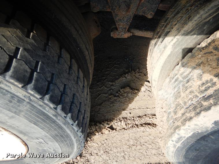 image for item DF2012 1995 International 9400 flatbed truck