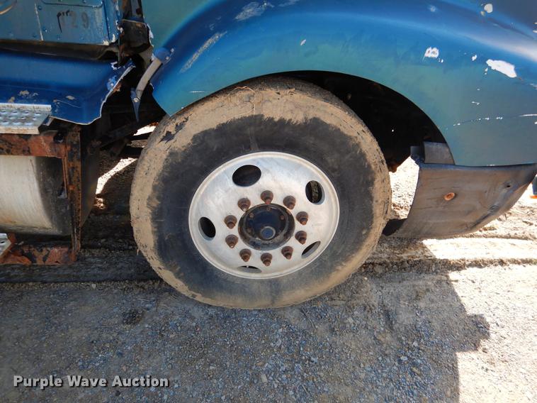 image for item DF2012 1995 International 9400 flatbed truck