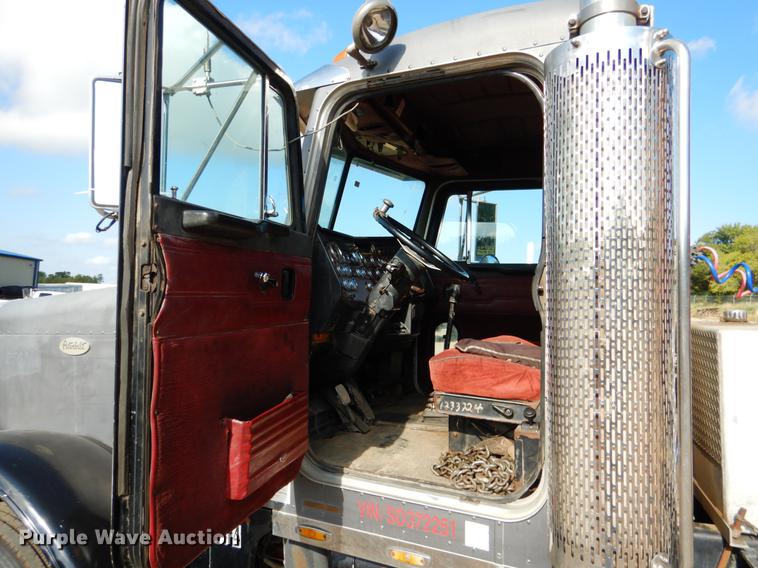 image for item DF2013 1995 Peterbilt 379 semi truck