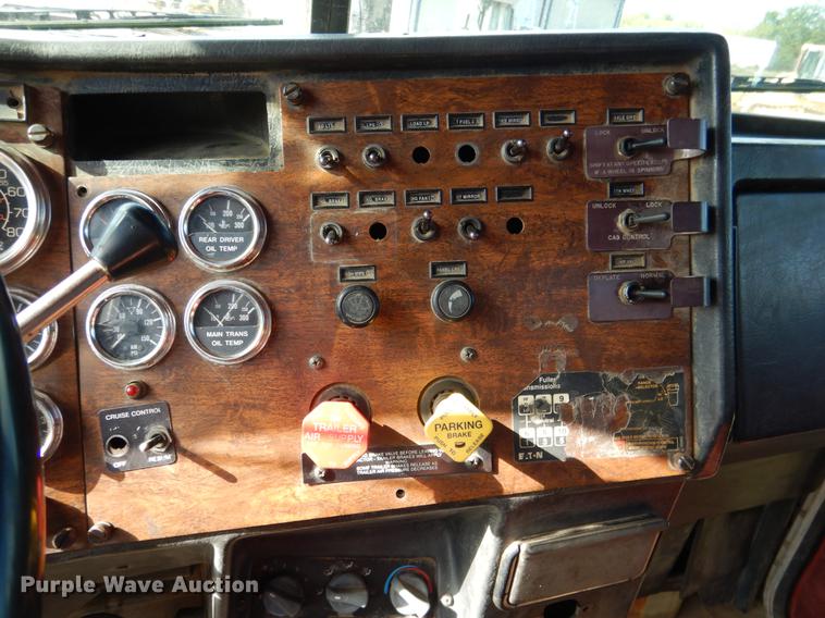 image for item DF2013 1995 Peterbilt 379 semi truck