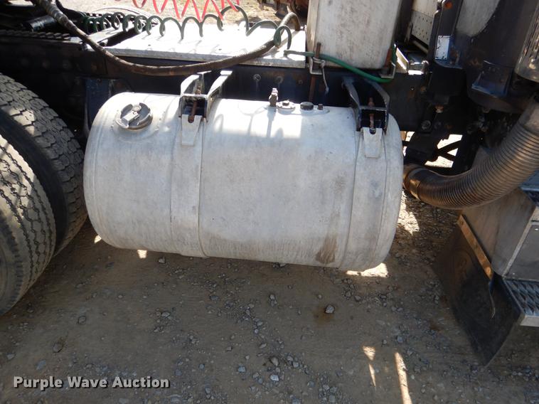 image for item DF2013 1995 Peterbilt 379 semi truck