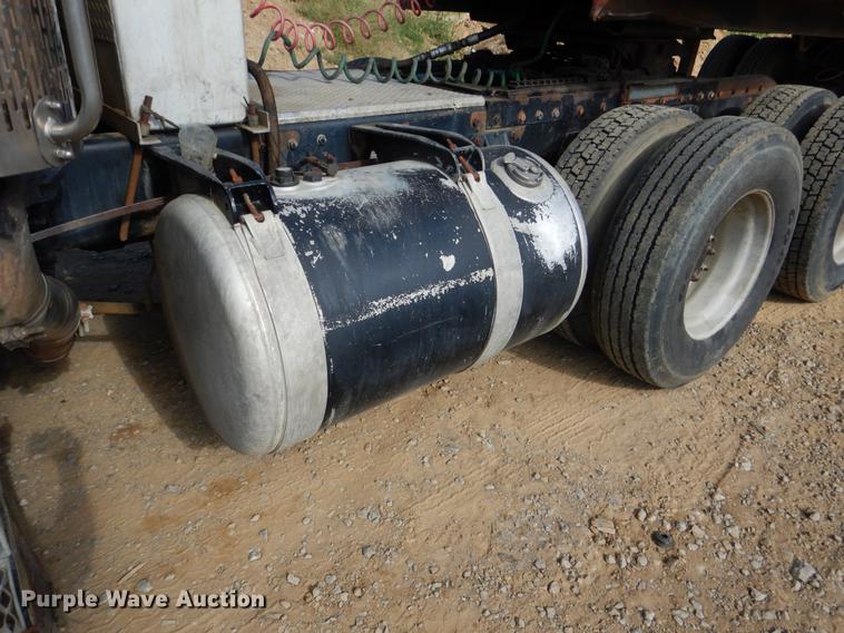 image for item DF2013 1995 Peterbilt 379 semi truck