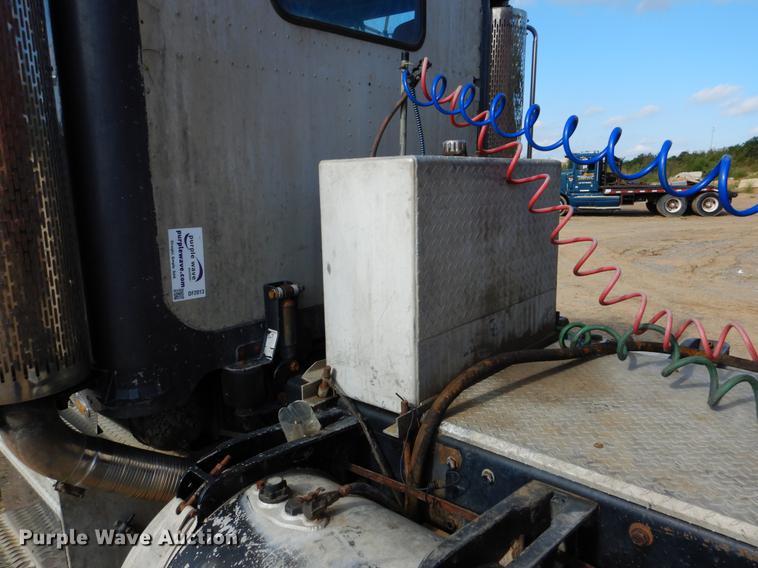 image for item DF2013 1995 Peterbilt 379 semi truck