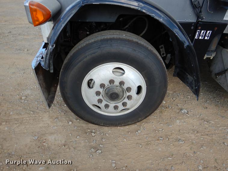 image for item DF2013 1995 Peterbilt 379 semi truck