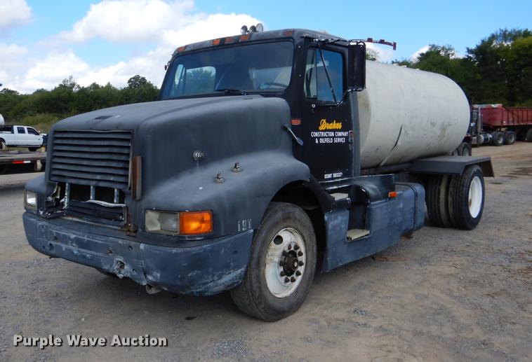 image for item DF2025 1989 International 8300 tank truck