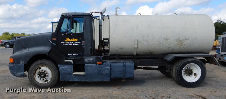 image for item DF2025 1989 International 8300 tank truck