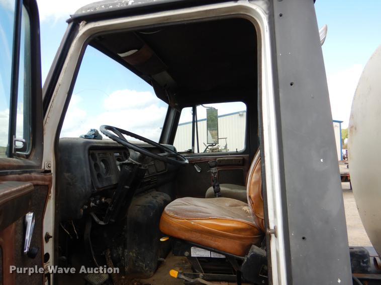 image for item DF2025 1989 International 8300 tank truck