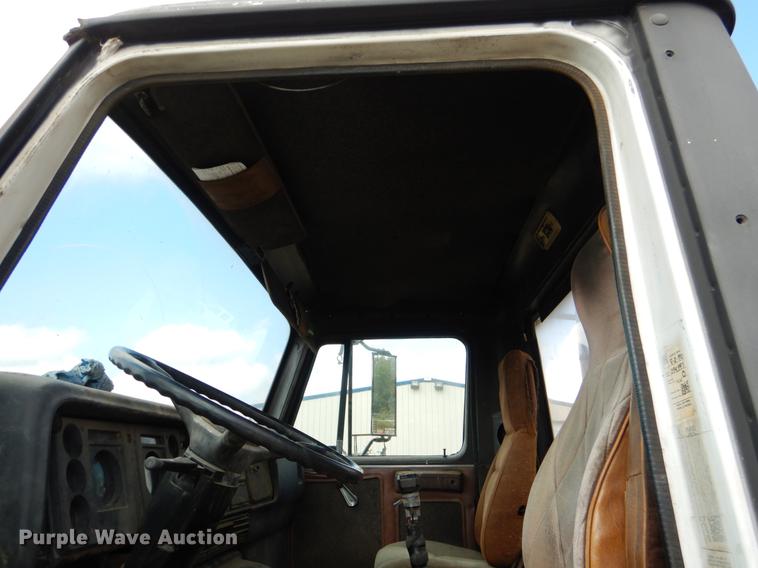 image for item DF2025 1989 International 8300 tank truck