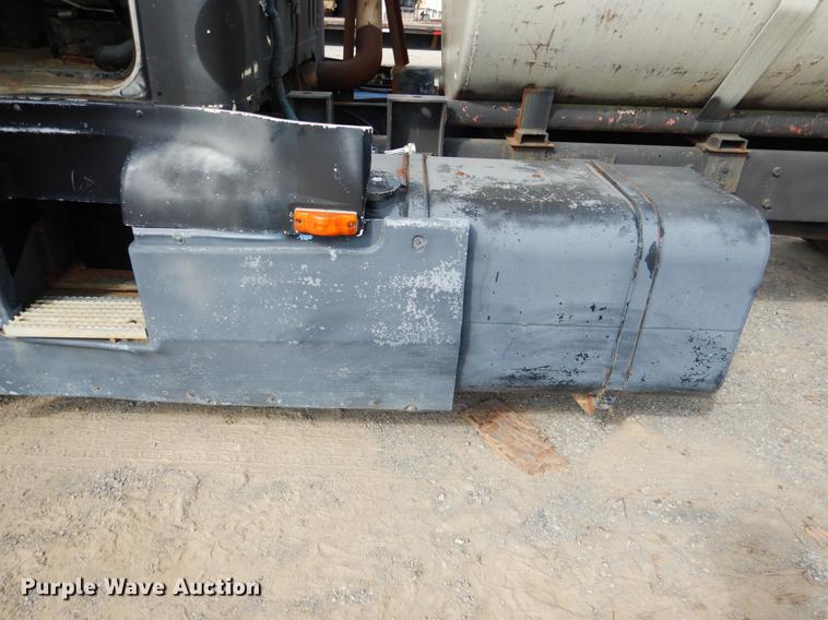 image for item DF2025 1989 International 8300 tank truck