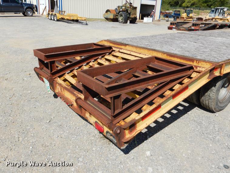 image for item DF2033 2000 L&L equipment trailer