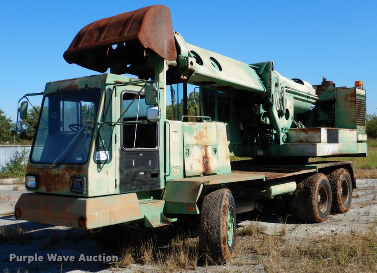 image for item DF2034 1981 Gradall G660 rubber tire excavator