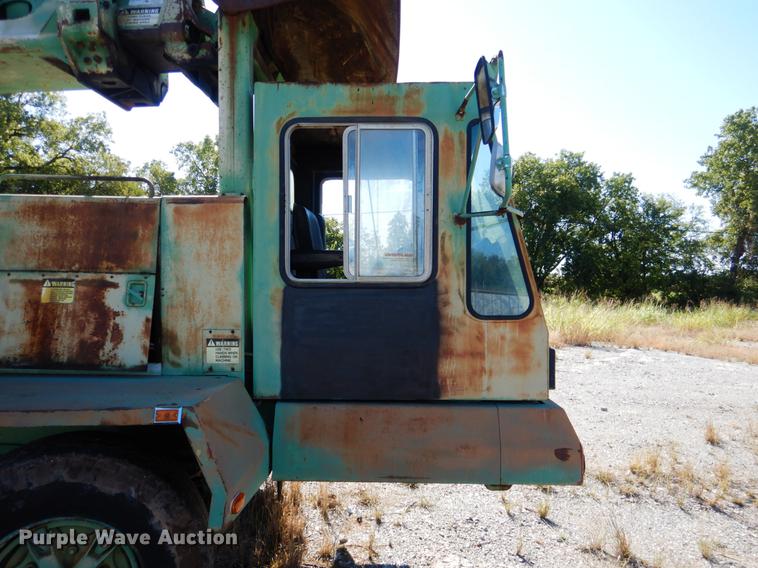 image for item DF2034 1981 Gradall G660 rubber tire excavator