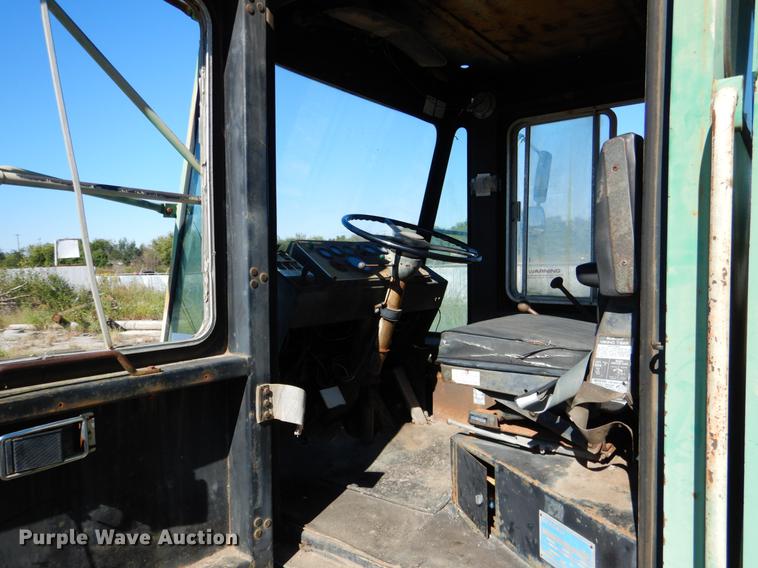 image for item DF2034 1981 Gradall G660 rubber tire excavator