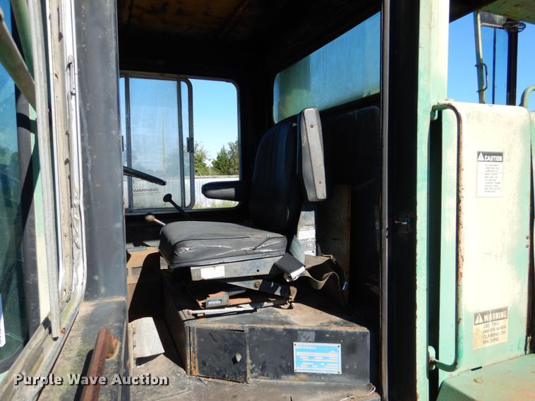 image for item DF2034 1981 Gradall G660 rubber tire excavator