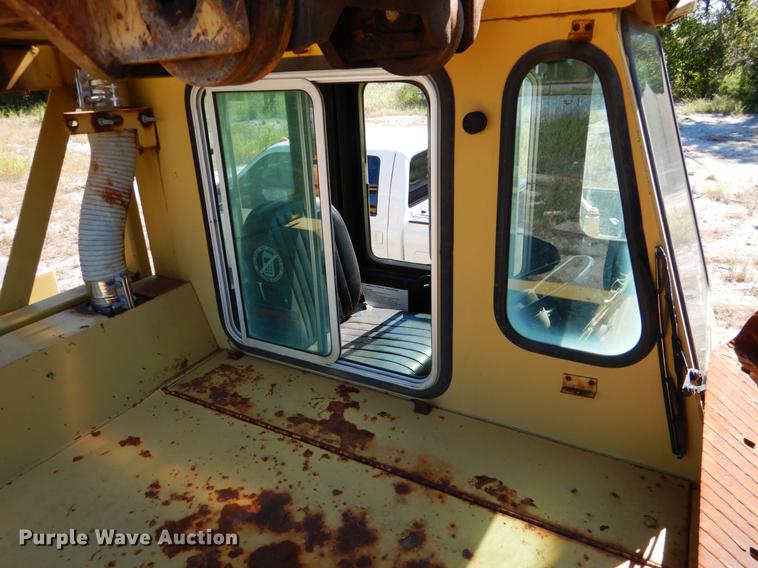 image for item DF2035 1994 Gradall G3WD rubber tire excavator