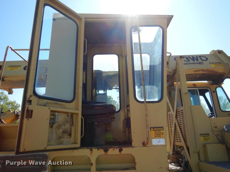 image for item DF2035 1994 Gradall G3WD rubber tire excavator