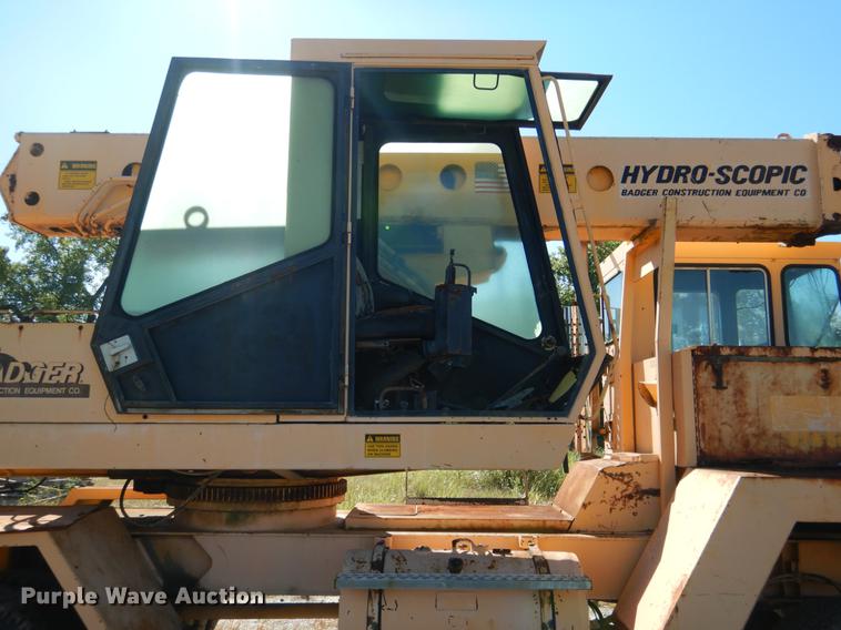 image for item DF2036 1987 Badger 444 Hydro-Scopic rubber tire excavator