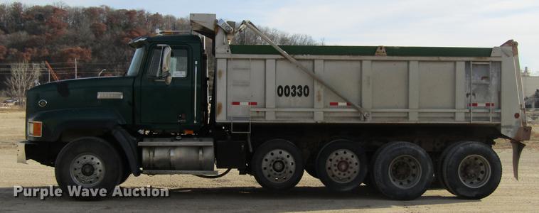 image for item DF3874 2000 Mack CL700 dump truck