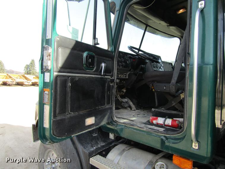 image for item DF3874 2000 Mack CL700 dump truck