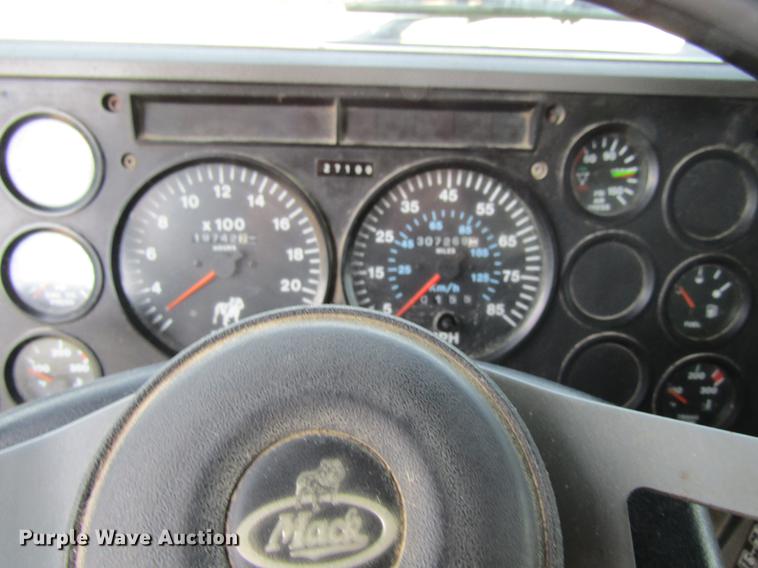 image for item DF3874 2000 Mack CL700 dump truck