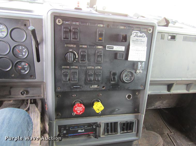 image for item DF3874 2000 Mack CL700 dump truck