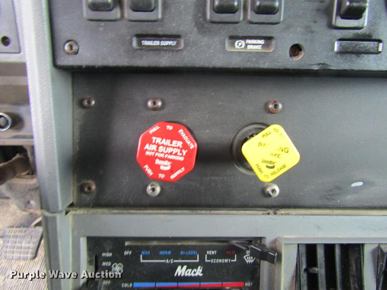 image for item DF3874 2000 Mack CL700 dump truck