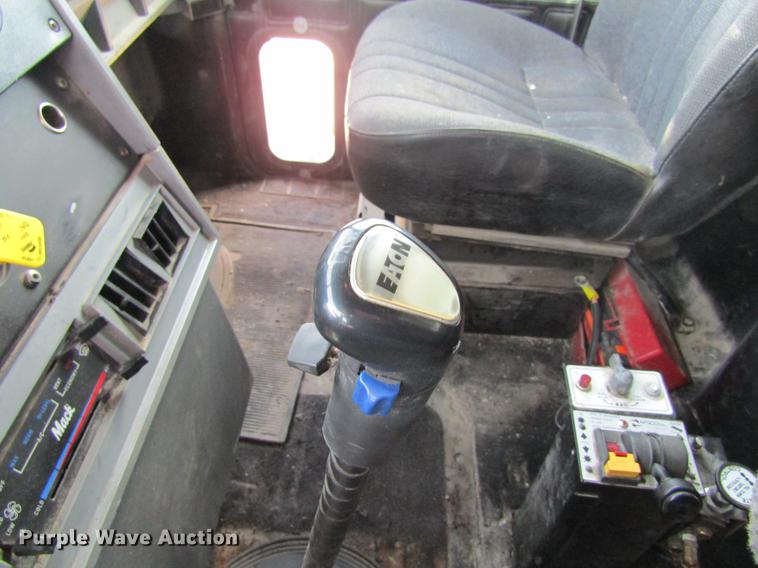 image for item DF3874 2000 Mack CL700 dump truck