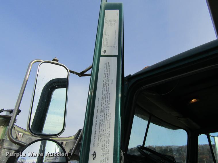 image for item DF3874 2000 Mack CL700 dump truck