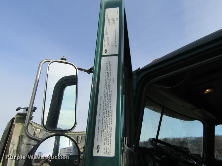 image for item DF3874 2000 Mack CL700 dump truck