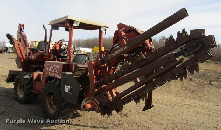 image for item DF3878 1997 Ditch Witch 8020 trencher