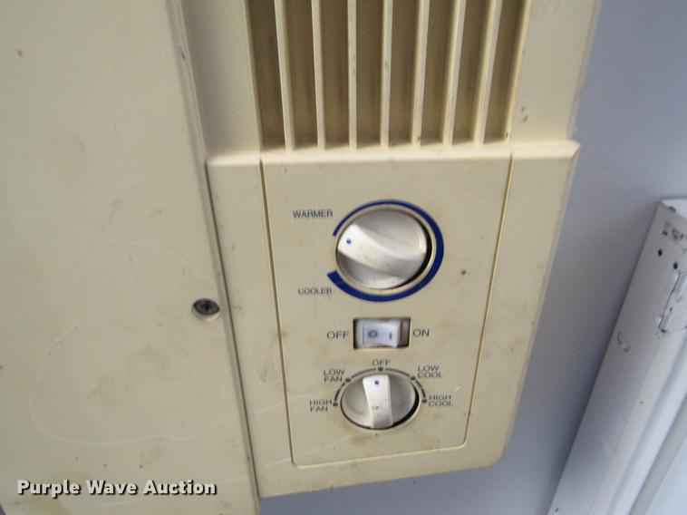 image for item DF3881 1999 United Express enclosed cargo trailer