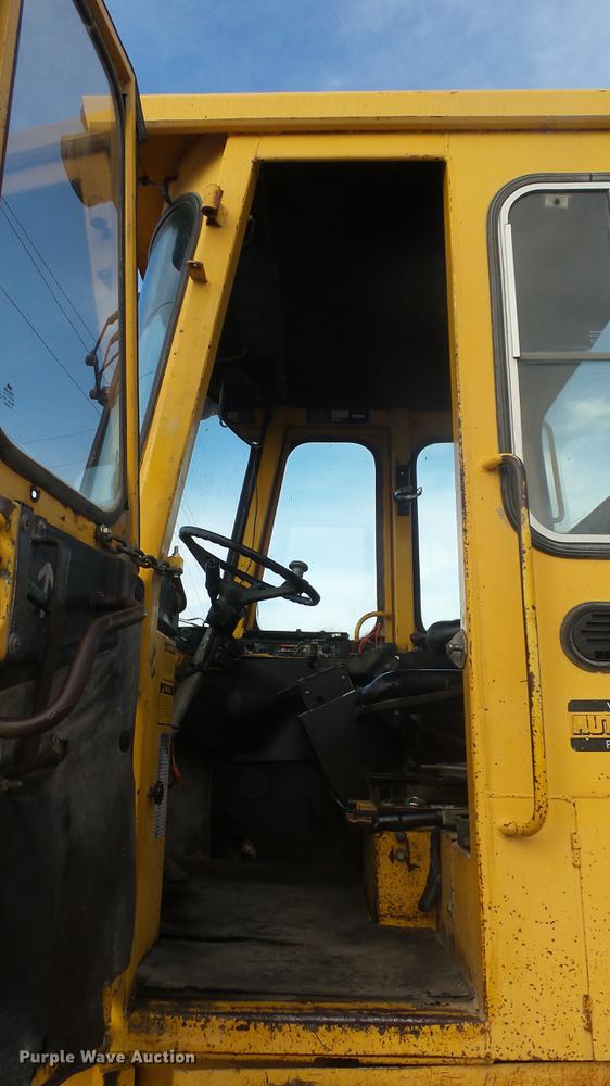 image for item DG2762 1988 Michigan L90 wheel loader