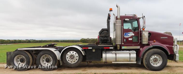 image for item DN9221 2005 Kenworth T800B semi truck