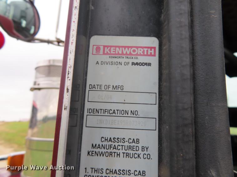 image for item DN9221 2005 Kenworth T800B semi truck