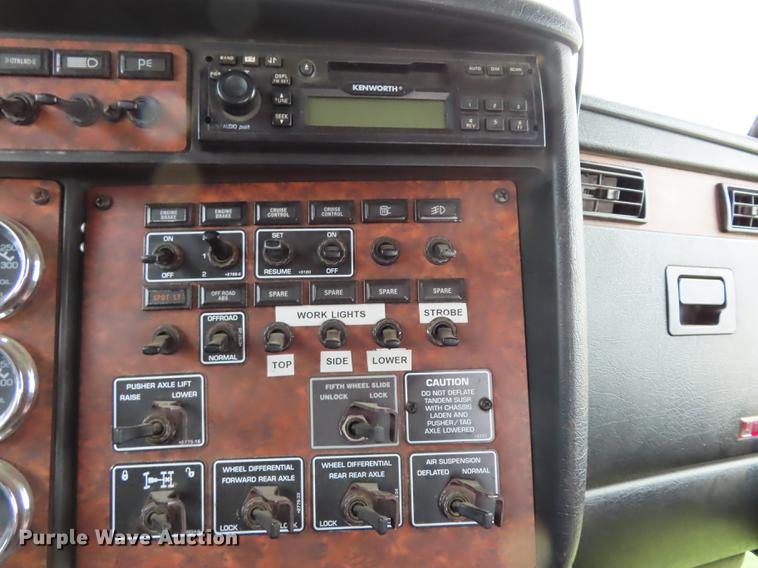 image for item DN9221 2005 Kenworth T800B semi truck