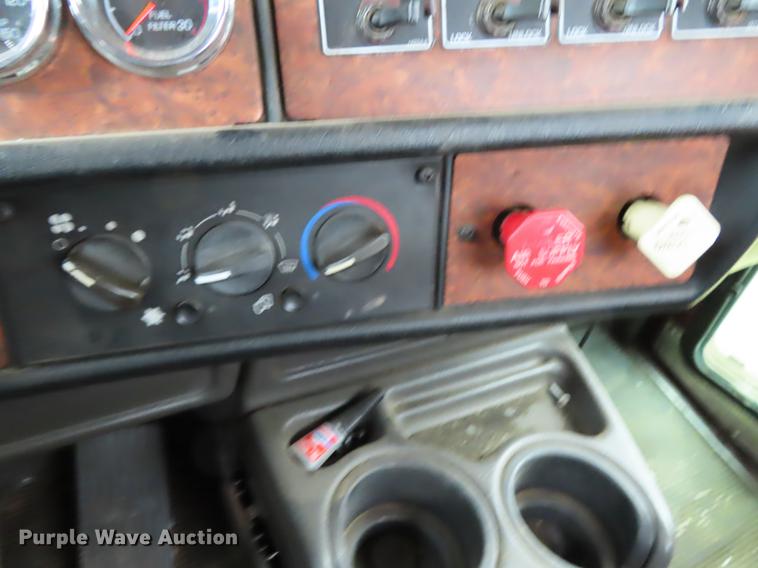 image for item DN9221 2005 Kenworth T800B semi truck