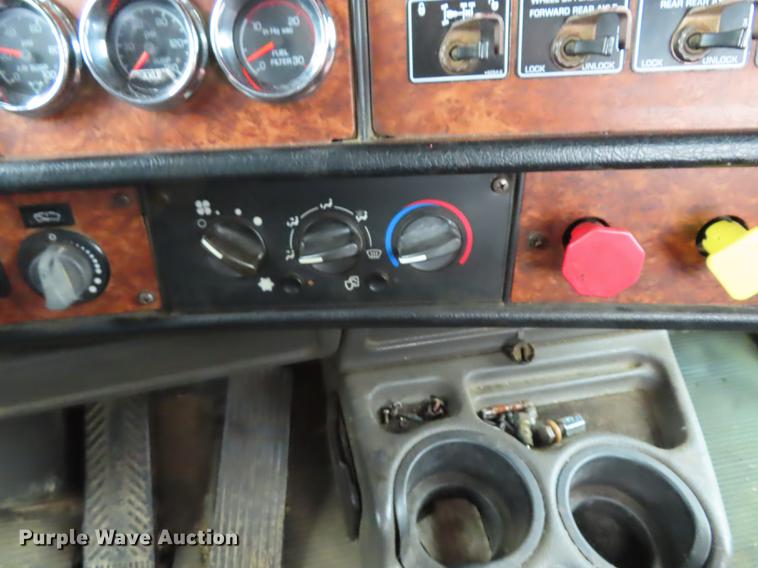 image for item DN9222 2004 Kenworth T800B semi truck