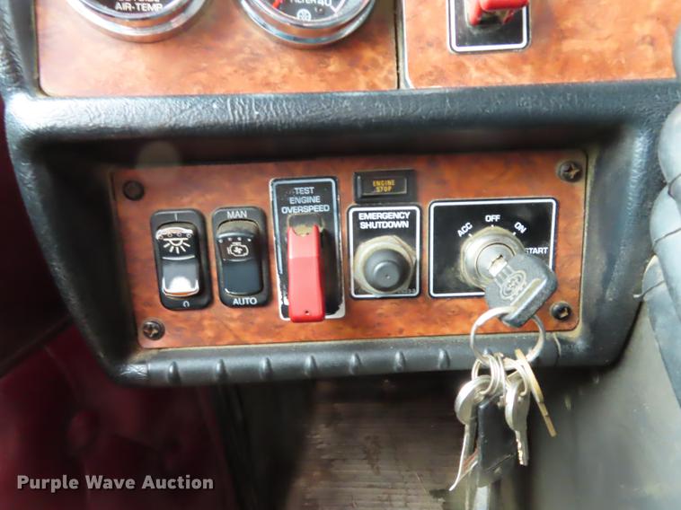 image for item DN9222 2004 Kenworth T800B semi truck