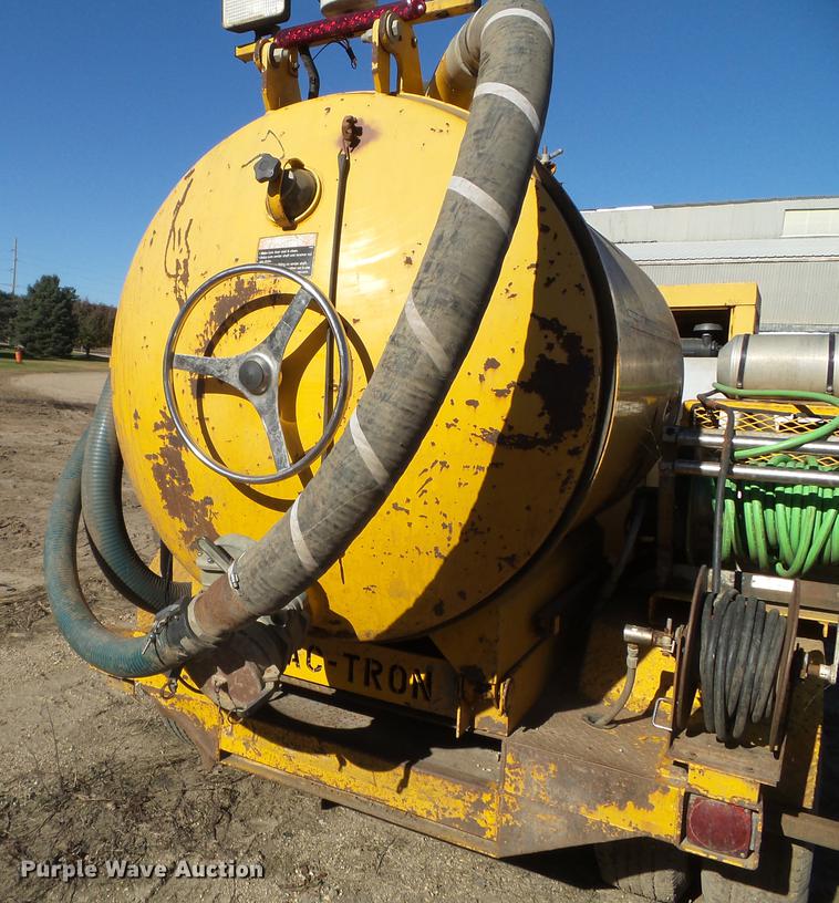 image for item DX9566 2001 Vac-tron vacuum trailer