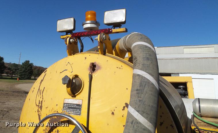 image for item DX9566 2001 Vac-tron vacuum trailer