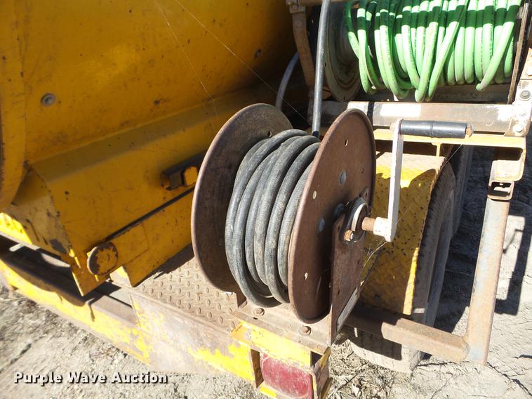 image for item DX9566 2001 Vac-tron vacuum trailer