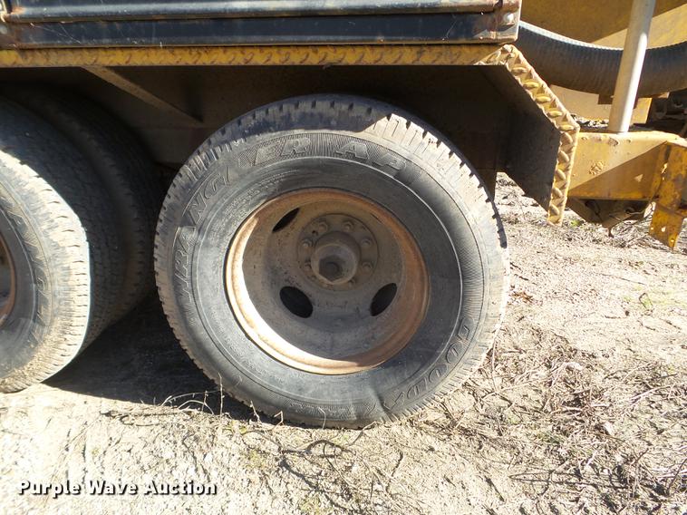 image for item DX9566 2001 Vac-tron vacuum trailer