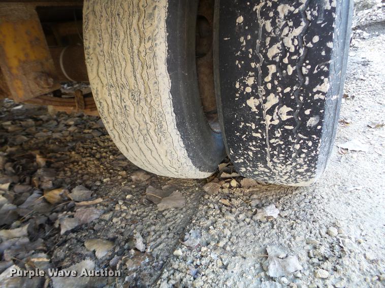 image for item DX9578 1995 Eager Beaver 10HDB equipment trailer