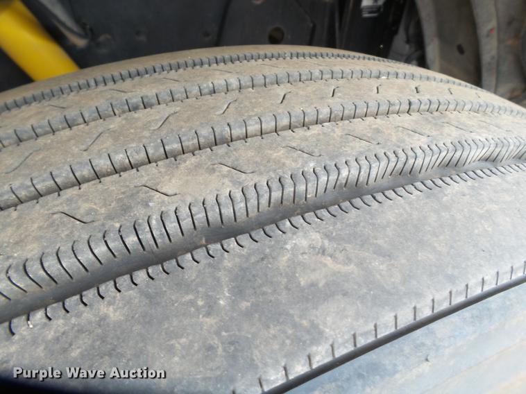 image for item EI9664 2007 Peterbilt 379 semi truck