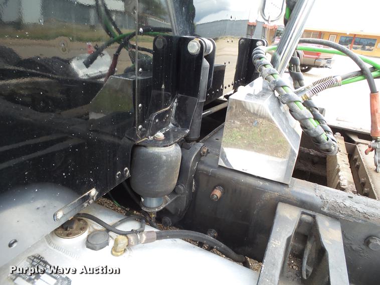 image for item EI9664 2007 Peterbilt 379 semi truck