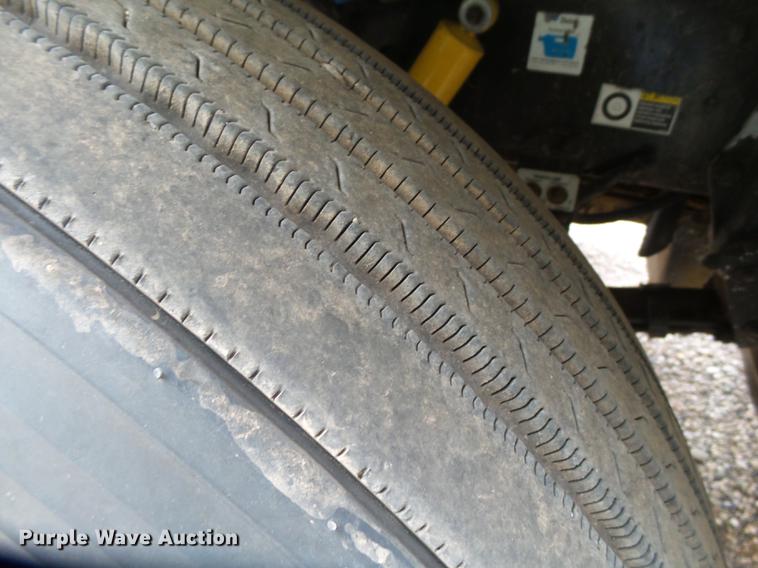 image for item EI9664 2007 Peterbilt 379 semi truck