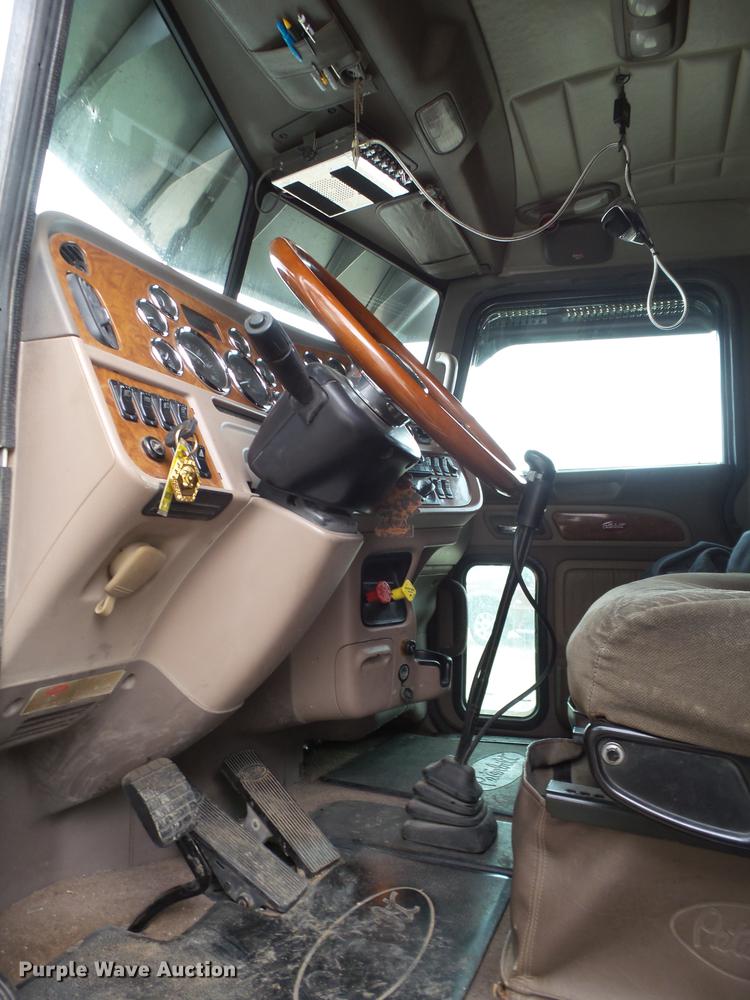 image for item EI9664 2007 Peterbilt 379 semi truck