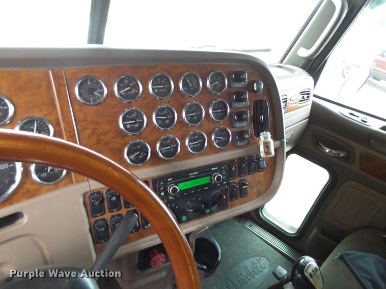 image for item EI9664 2007 Peterbilt 379 semi truck