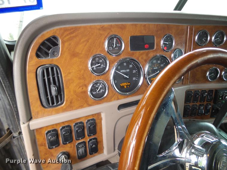image for item EI9664 2007 Peterbilt 379 semi truck